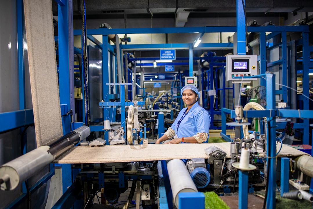 Linha de produção industrial automatizada com foco em sustentabilidade em suprimentos MRO