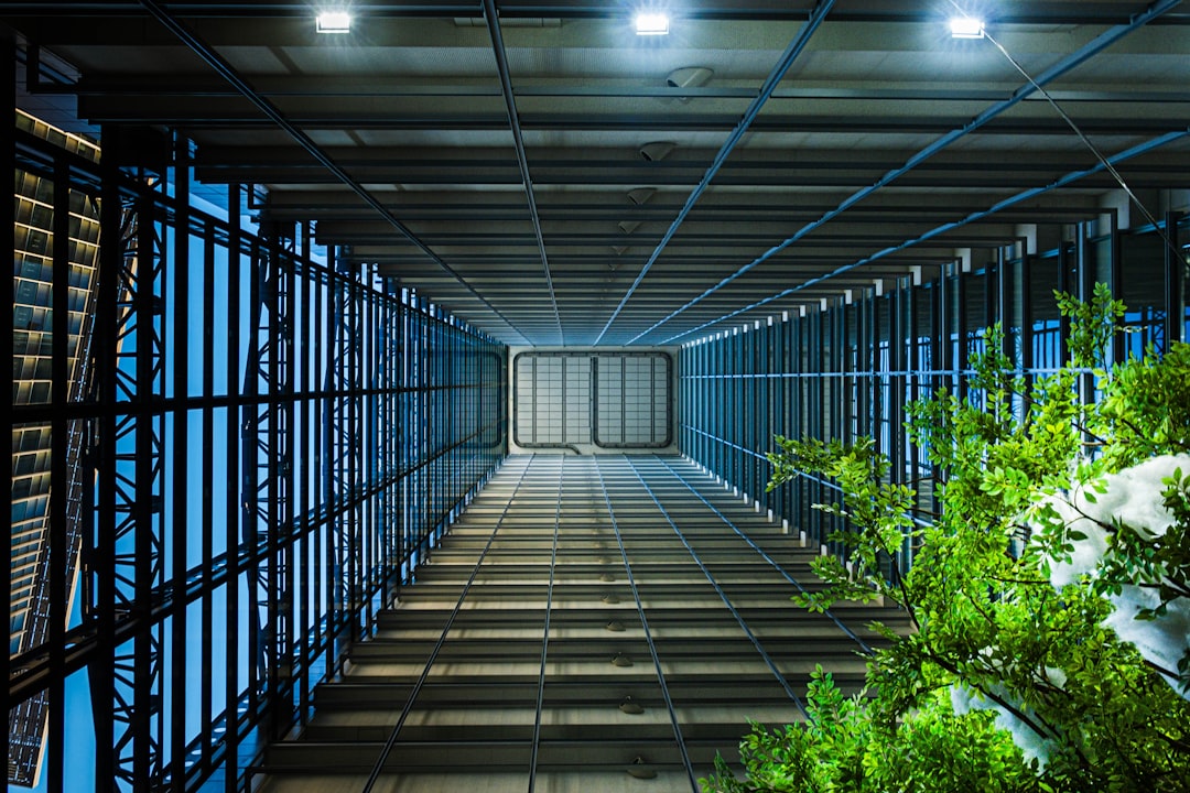 Automação inteligente e sustentabilidade em estoque e logística de materiais MRO corporativos