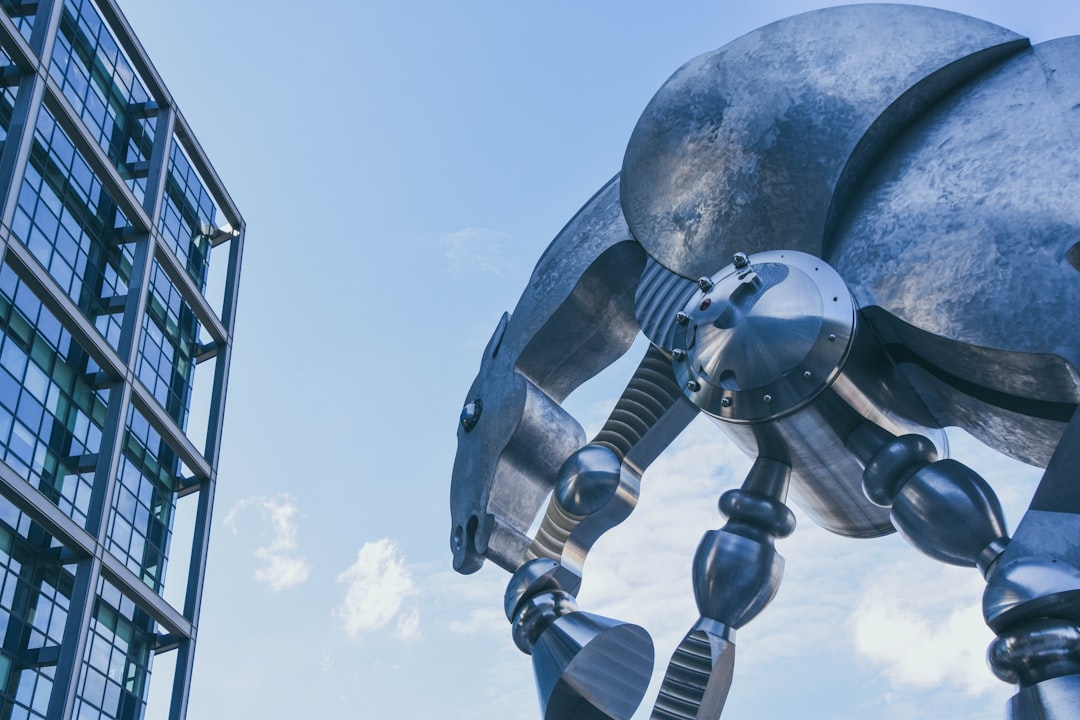 Robôs e dashboards de Inteligência Artificial otimizando a gestão de suprimentos MRO em ambiente industrial