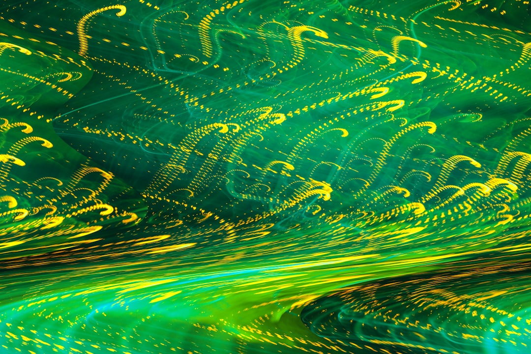 Gestor utilizando soluções digitais para gestão sustentável de suprimentos MRO em ambiente industrial