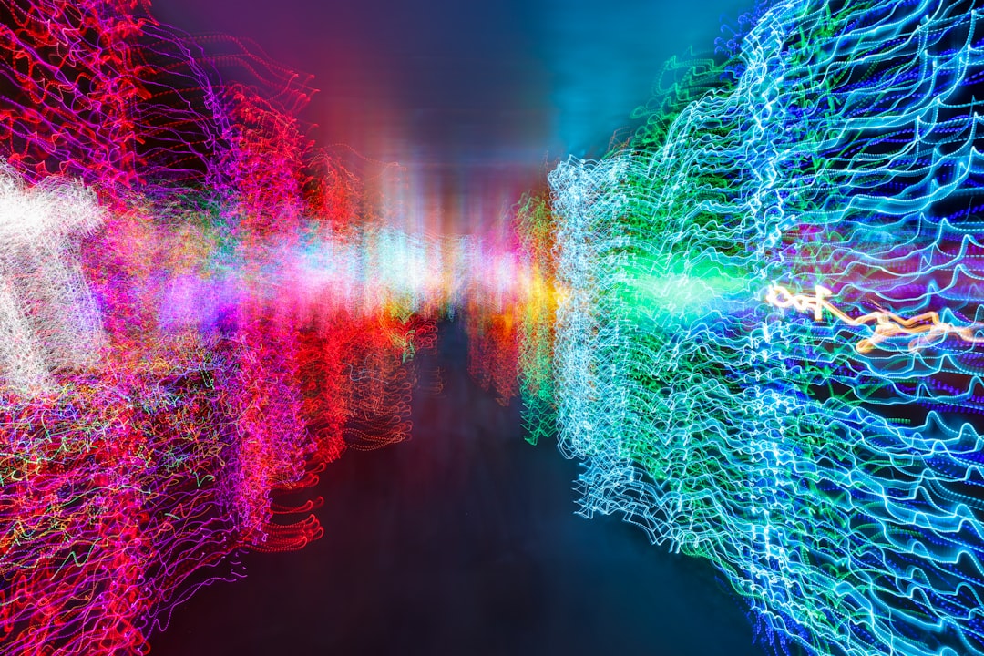 Equipe industrial utilizando inteligência artificial para otimizar suprimentos MRO de forma sustentável