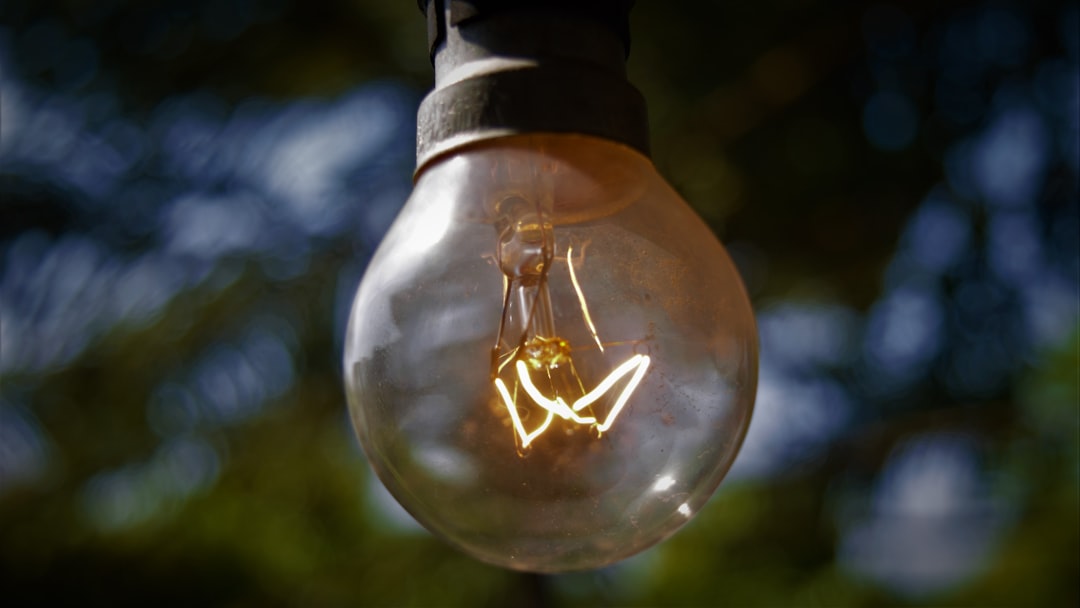 Gestores de manutenção utilizando soluções digitais sustentáveis para otimizar suprimentos MRO em ambiente industrial