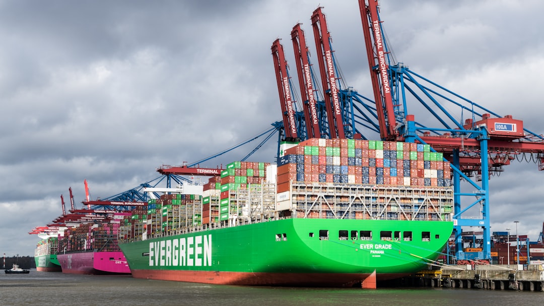 Linha de produção industrial automatizada representando transformação digital e sustentabilidade nos suprimentos MRO