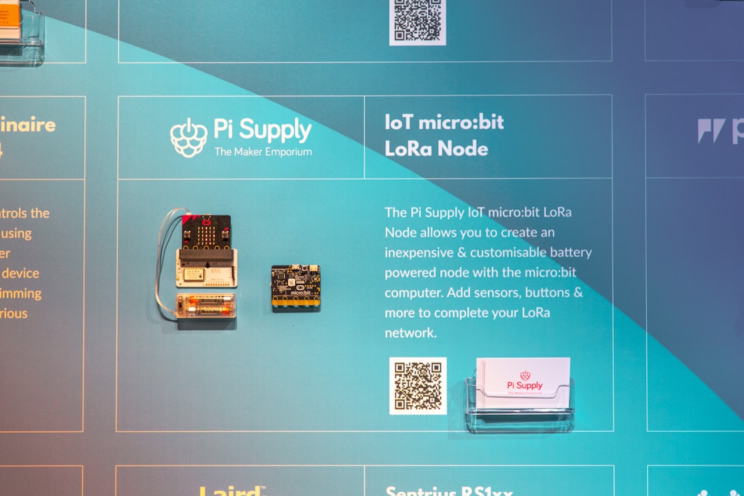 Gestor avaliando dashboard digital da gestão de suprimentos MRO em ambiente industrial sustentável