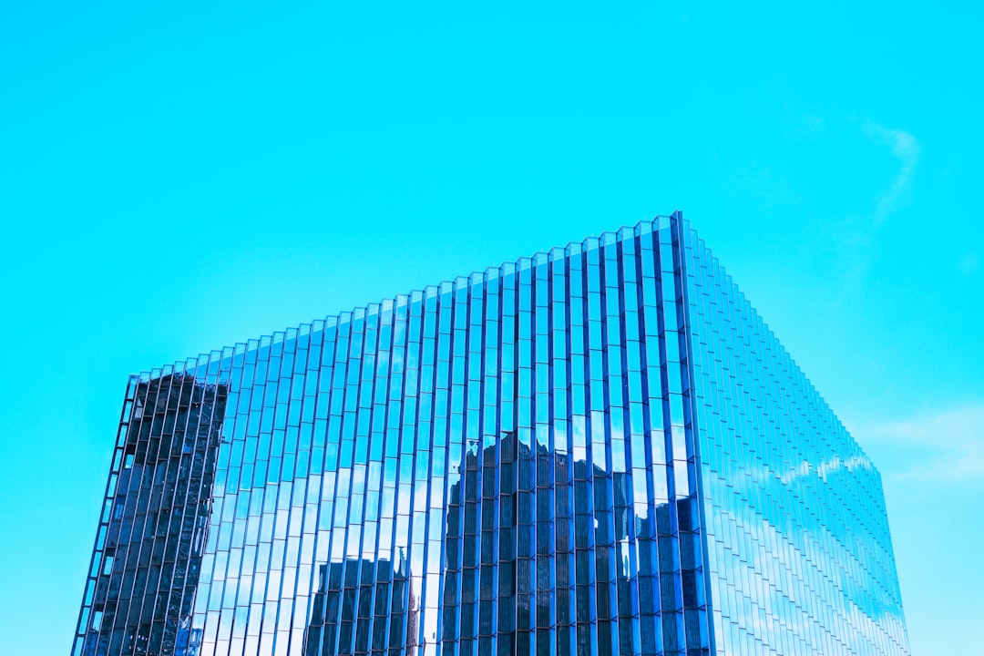 Gestor de suprimentos analisando gráficos de transformação digital e sustentabilidade em MRO